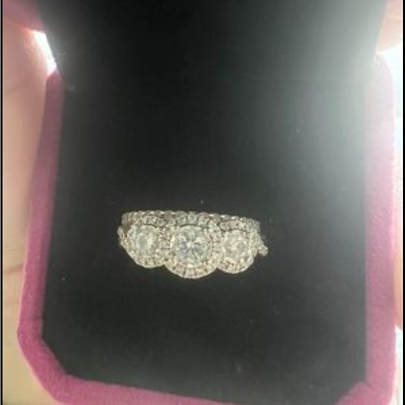 Stunning Helzberg 3-Stone Diamond Engagement/Wedding Ring – White Gold - Picture 3 of 6